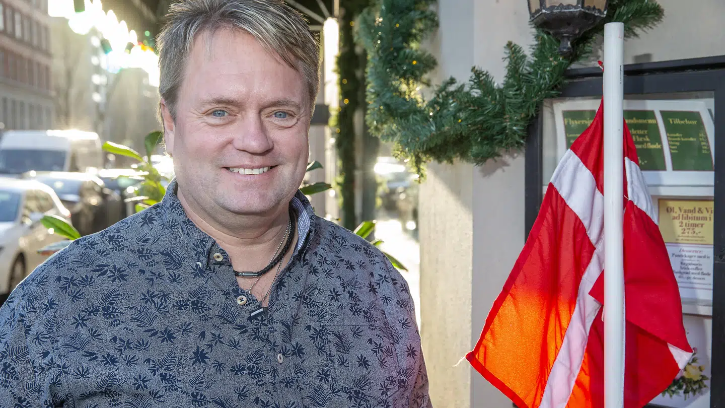 Som barn drømte Johnny Hansen om at leve af musikken, ligesom hans far gjorde det med Bjørn & Okay. Hans mor mente dog, det var bedre, at han fik en elektrikeruddannelse for at have noget at falde tilbage på. Kaspar Wenstrup/Free