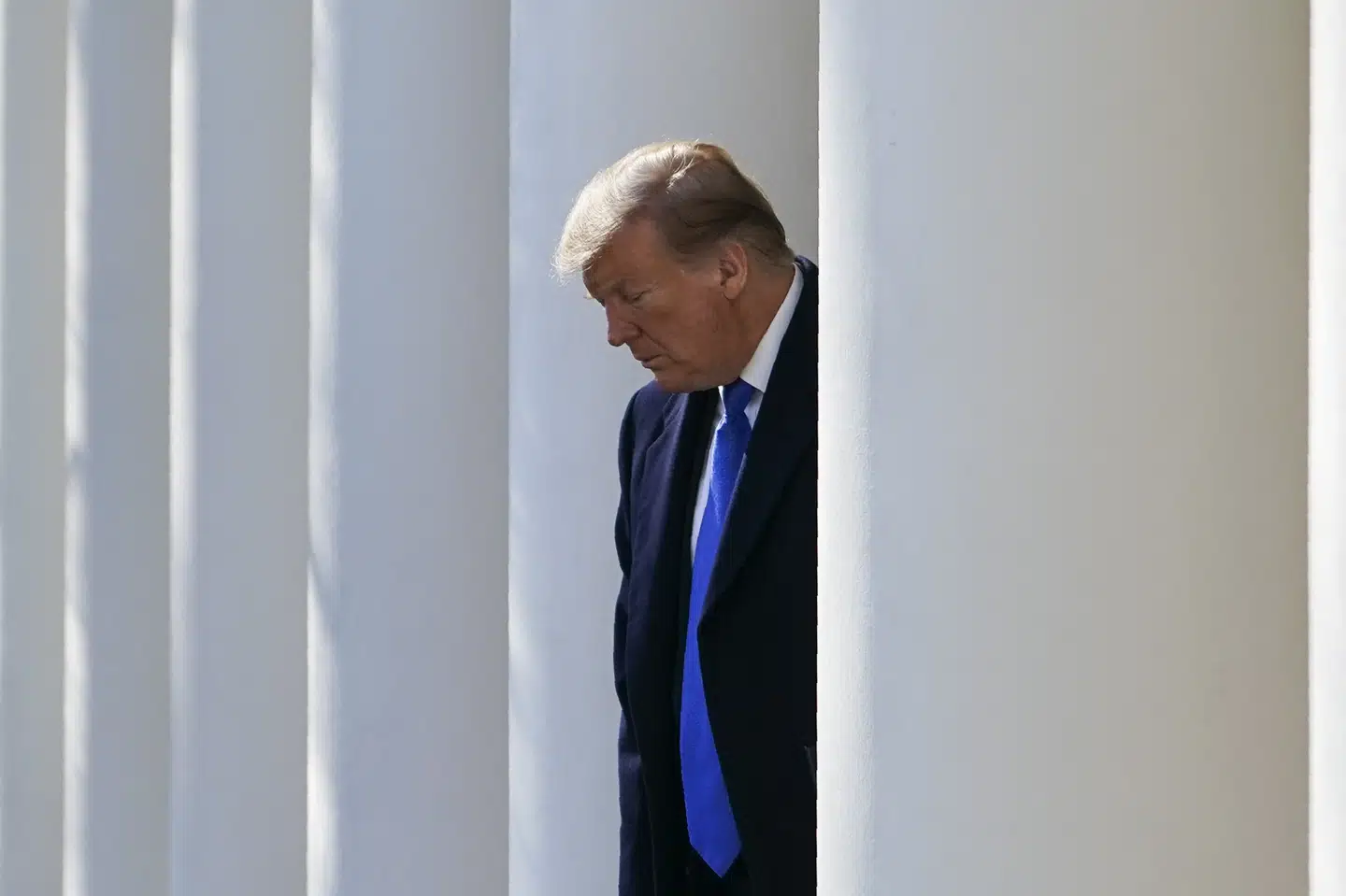 Præsident Donald Trump ankommer til sit pressemøde ved Det Hvide Hus, hvor han fredag meddelte, at han vil erklære nødretstilstand. På pressemødet gentog han blandt andet sin påstand om, at mure virker. Han har nu underskrevet den finanslov, der ikke indeholder finansiering af grænsemuren mod Mexico, men vil med nødretstilstanden gennemtvinge, at milliarderne til byggeriet kommer et andet sted fra. Brendan Smialowski/Ritzau Scanpix