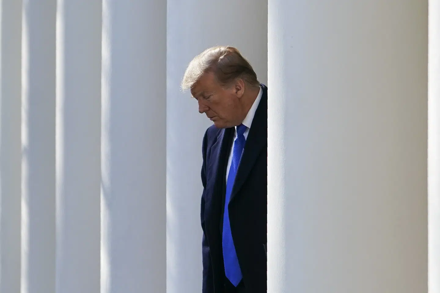 Præsident Donald Trump ankommer til sit pressemøde ved Det Hvide Hus, hvor han fredag meddelte, at han vil erklære nødretstilstand. På pressemødet gentog han blandt andet sin påstand om, at mure virker. Han har nu underskrevet den finanslov, der ikke indeholder finansiering af grænsemuren mod Mexico, men vil med nødretstilstanden gennemtvinge, at milliarderne til byggeriet kommer et andet sted fra. Brendan Smialowski/Ritzau Scanpix