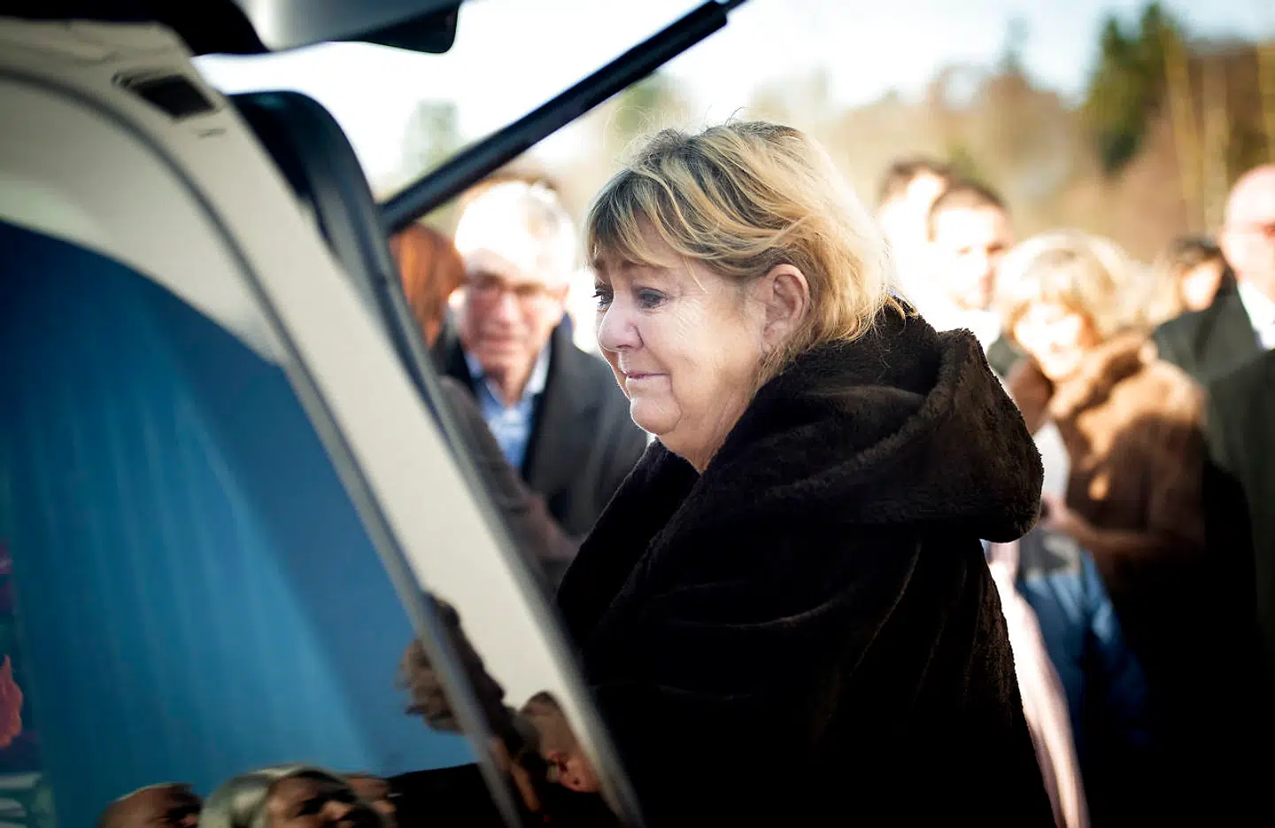 Karen Thisted siger et sidste farvel ved rustvognen, som kørte Ole stephensens kiste bort.. (Foto: Liselotte Sabroe/Ritzau Scanpix)