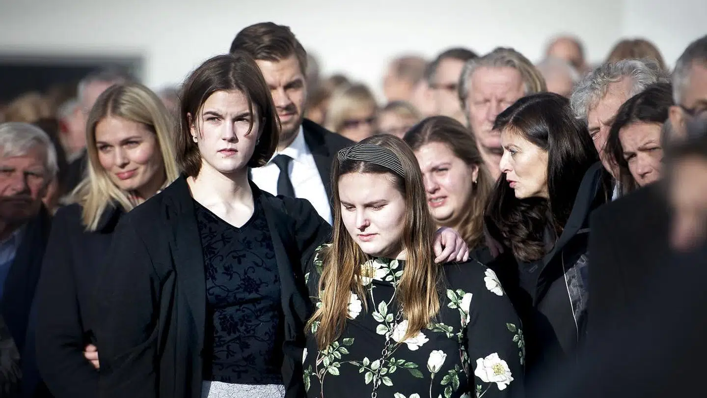 Døtrene Marie Frederikke og Amalie Christine ved deres far Ole Stephensens bisættelse i Holte Kirke fredag den 15. februar 2019. (Foto: Liselotte Sabroe/Ritzau Scanpix)