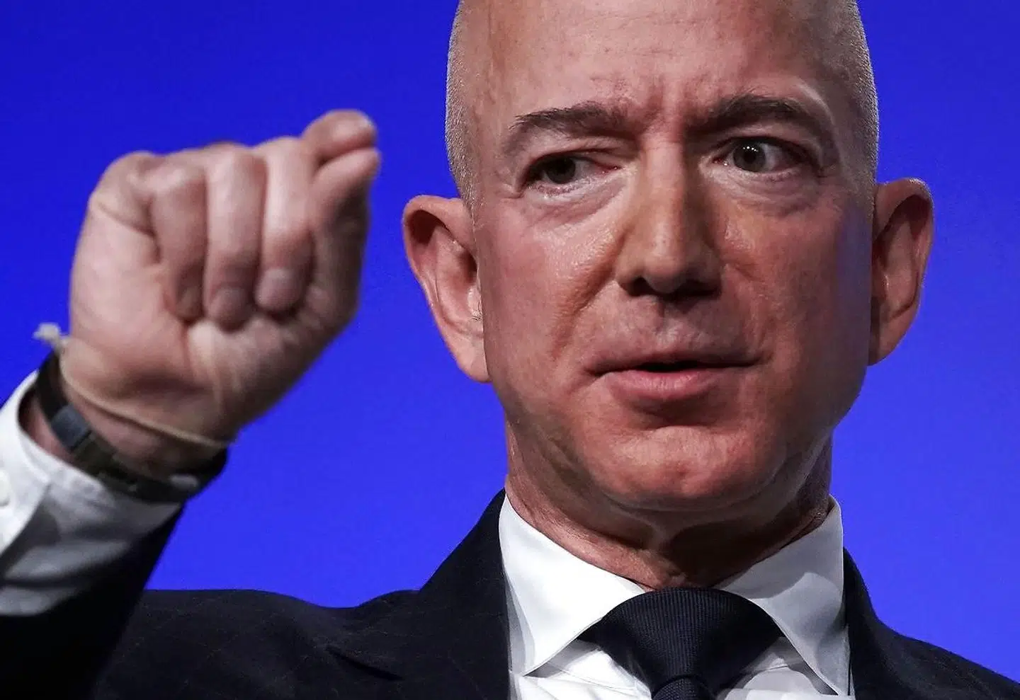 Efter en perlerække af spekulationer om, hvem der egentlig tippede tabloidmediet, National Enquirer, om Jeff Bezos affære, kan flere udenlandske medier og et hold af private efterforskere nu pege på, hvem der lækkede oplysningerne.