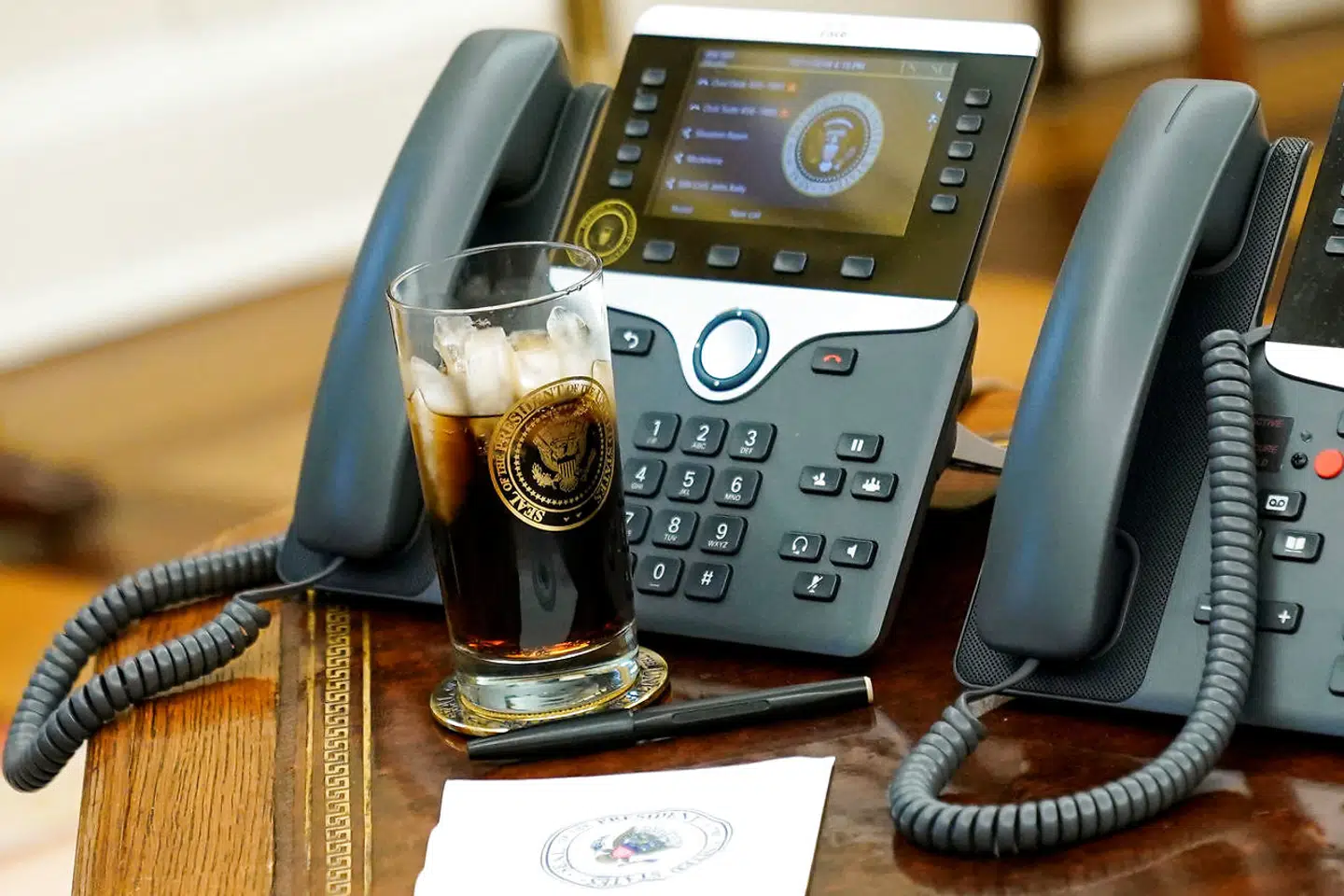 Donald Trump sværger til sukkerfri Coca Cola. Her ses et glas ved siden af hans telefon i Det Ovale Værelse.