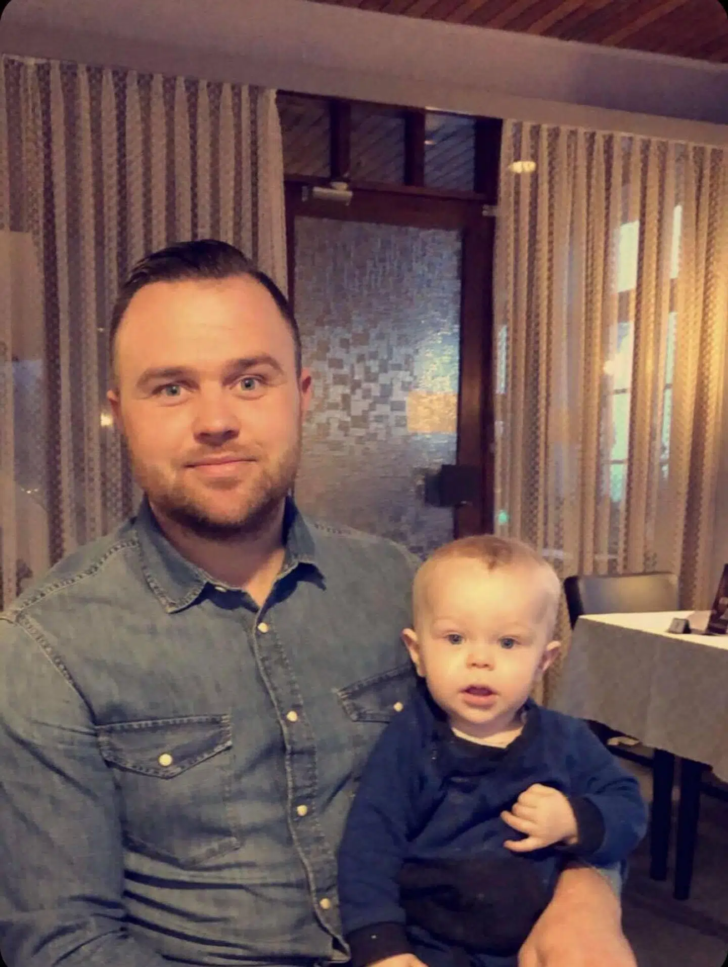 Martin og sønnen Lewi. Billedet er taget på Smakkerup Kro.