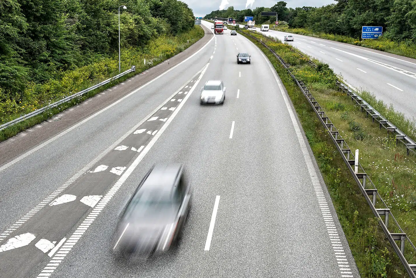 En relativ ny bekendtgørelse gør, at kommuner i særlige tilfælde kan vedtage en lavere hastighedsgrænse alene af hensyn til at nedbringe trafikstøjen. Det har tre sjællandske kommuner gjort, skriver Sjællandske Nyheder.