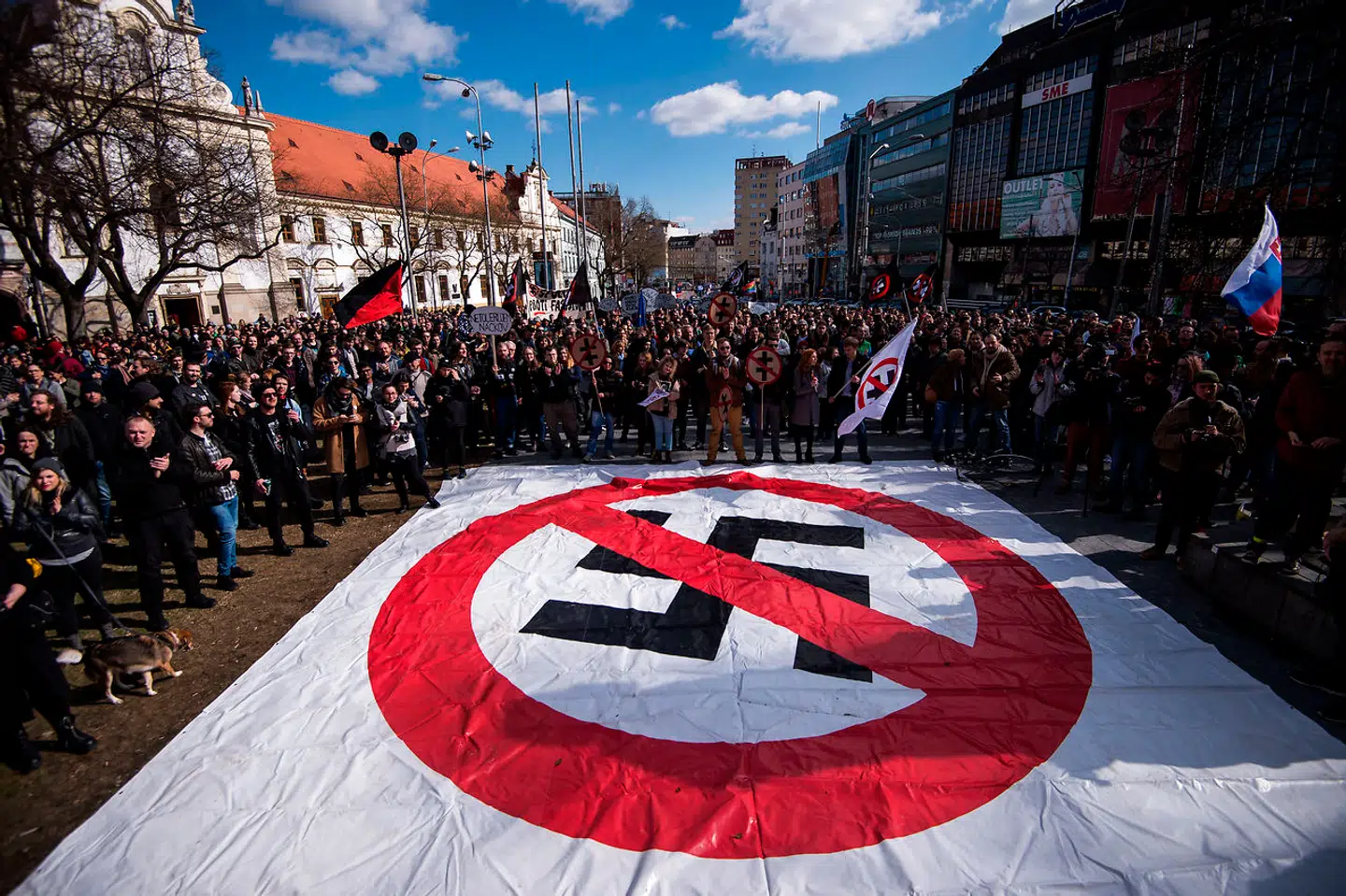 Demonstranter mod fasisme har lagt et 'swastika forbudt'-skilt ud på jorden i Bratislava, Slovakia.