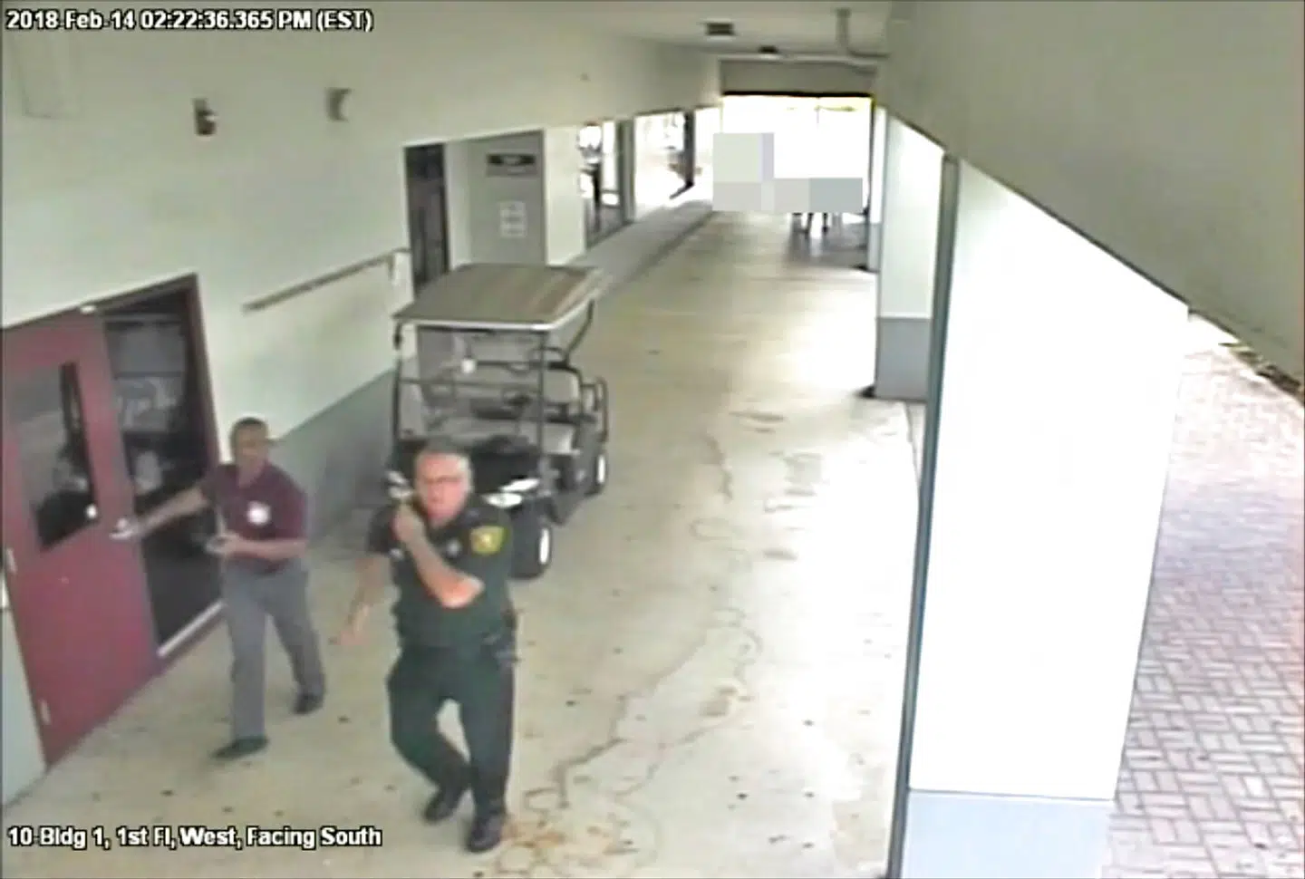 Politibetjenten Scot Peterson var bevæbnet og på pletten. Men han var bare for bange til at gå ind og forsøge at stoppe massemorderen. Her ses vice-sheriffen således uden for skolebygningen, mens Nikolas Cruz indenfor dræber 17 og sårer 15.