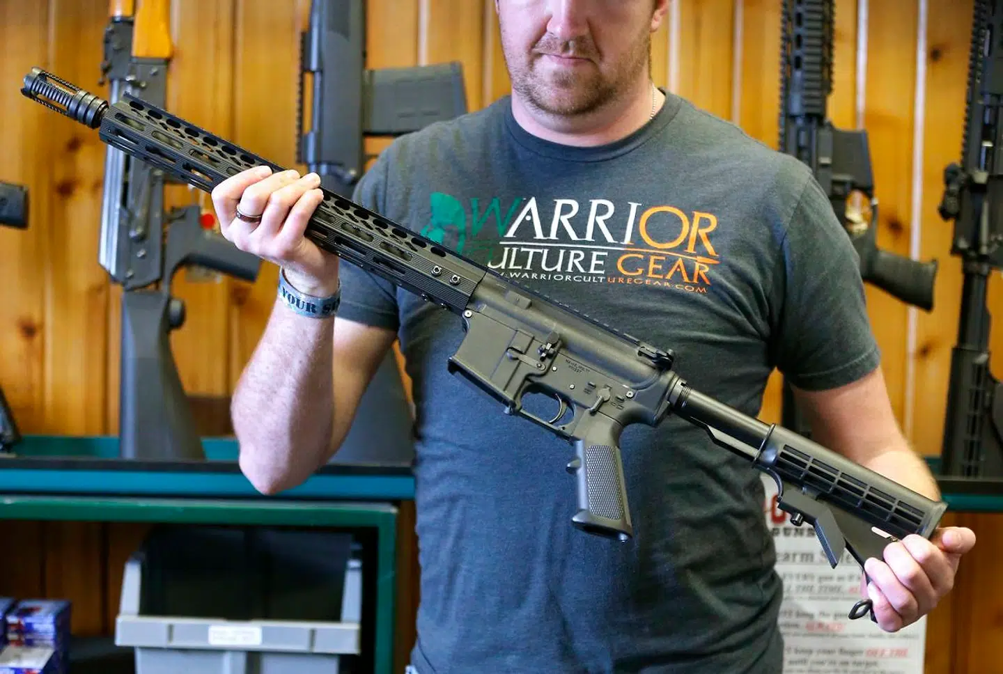Det var et semiautomatisk våben af typen AR-15, der blev brugt i Parkland, Florida.