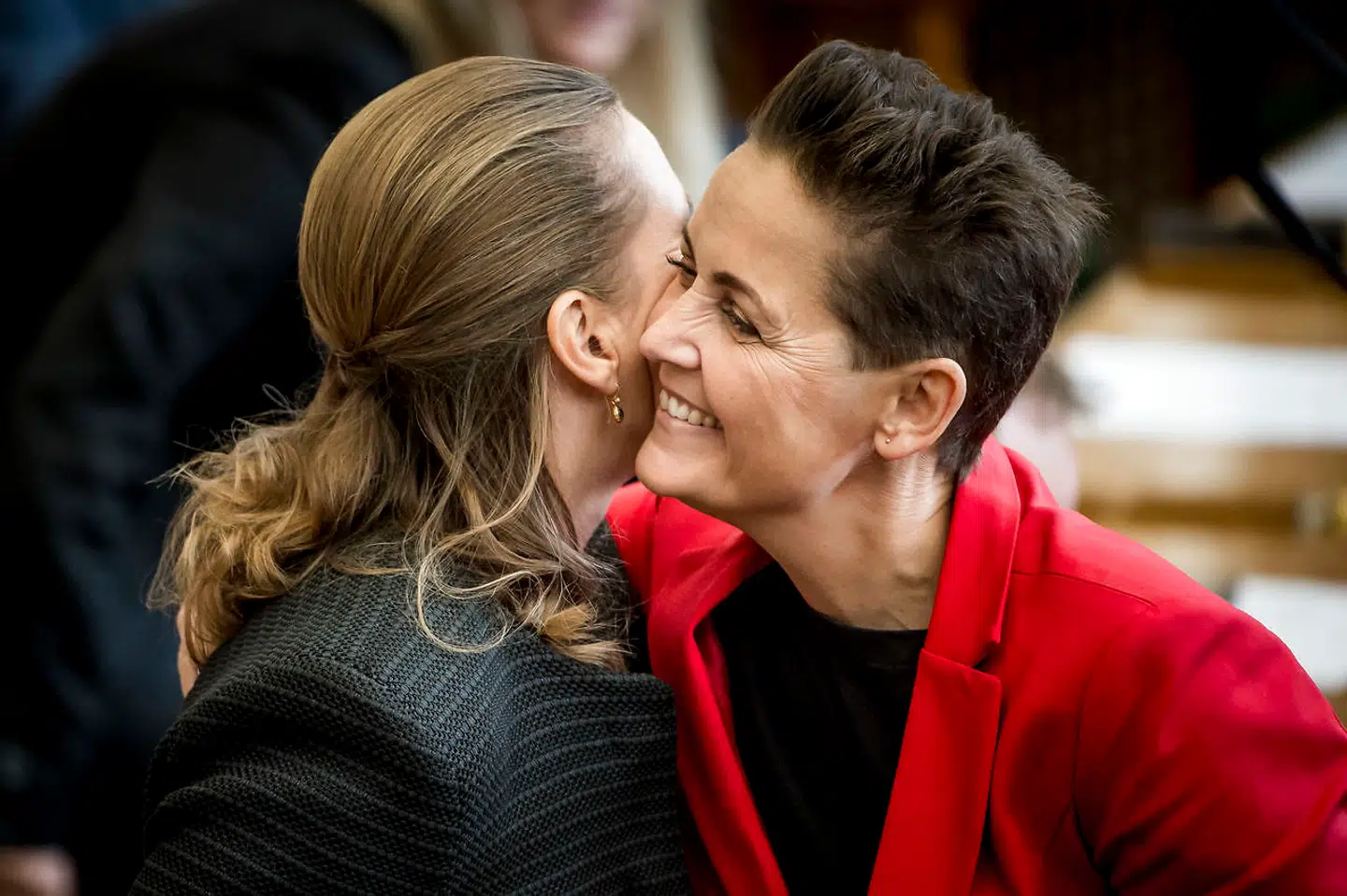 Mette Frederiksen (S) og Pia Olsen Dyhr (SF) giver hinanden en krammer. Røde kvindelige partiledere er in.