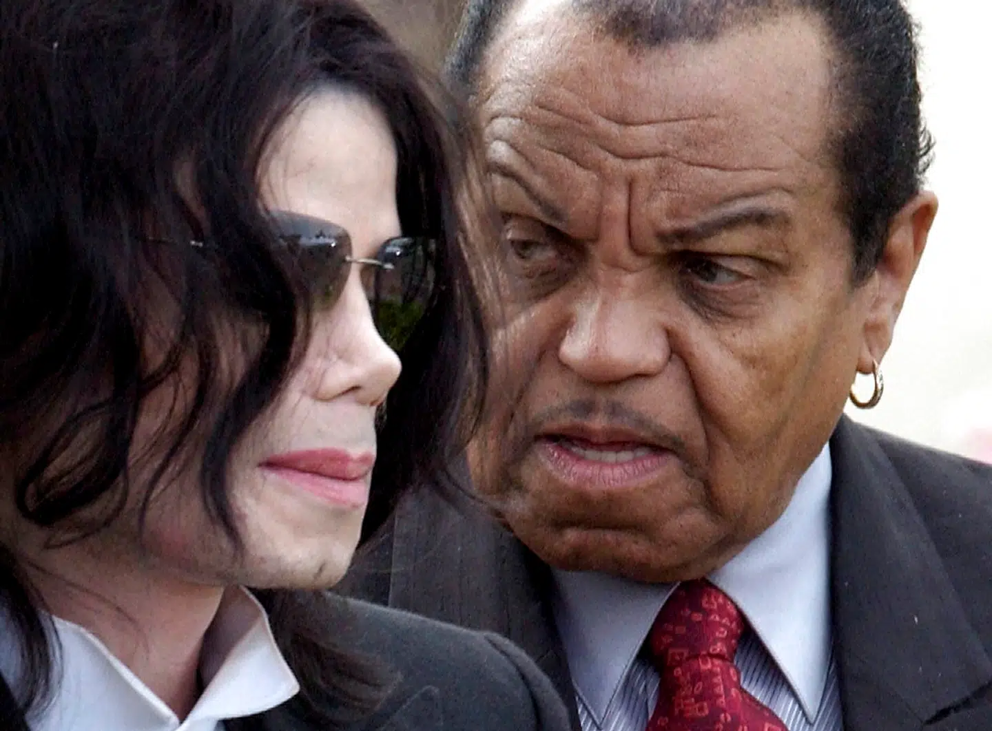 Michael Jackson og hans far, Joe Jackson, som var hård overfor sine børn. En barndom, der kom til at præge Michael Jackson resten af hans liv.