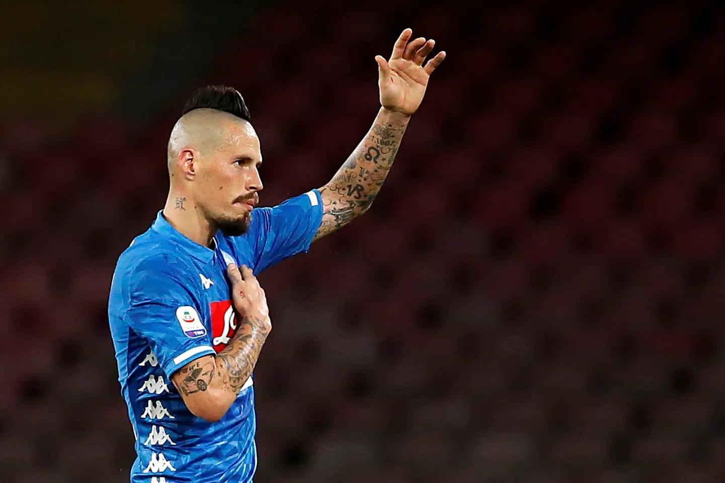 Napoli-anfører Marek Hamsik hilser på fansene efter den seneste kamp mod Fiorentina. Alt tyder på, at det blev hans sidste for klubben. Ciro De Luca/Reuters
