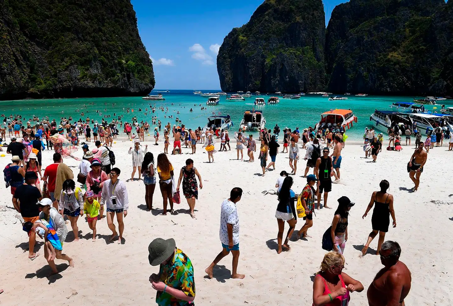 Turister ved Maya Bay i Thailand. Billedet her er fra 8. april 2018.