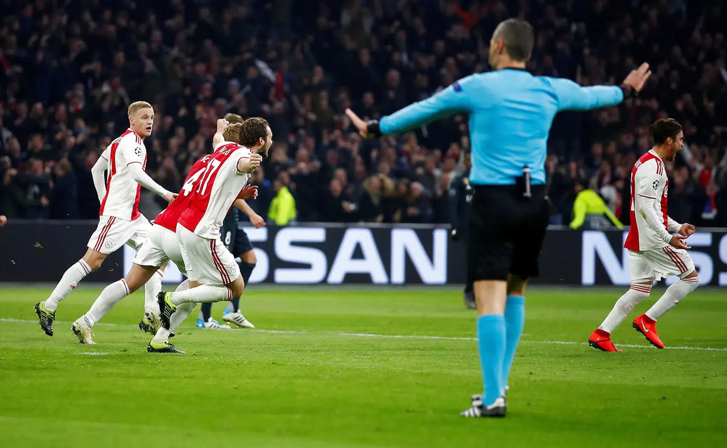 Ajax-spillerne brød i jubel, da de troede, de havde bragt sig foran mod Real Madrid.