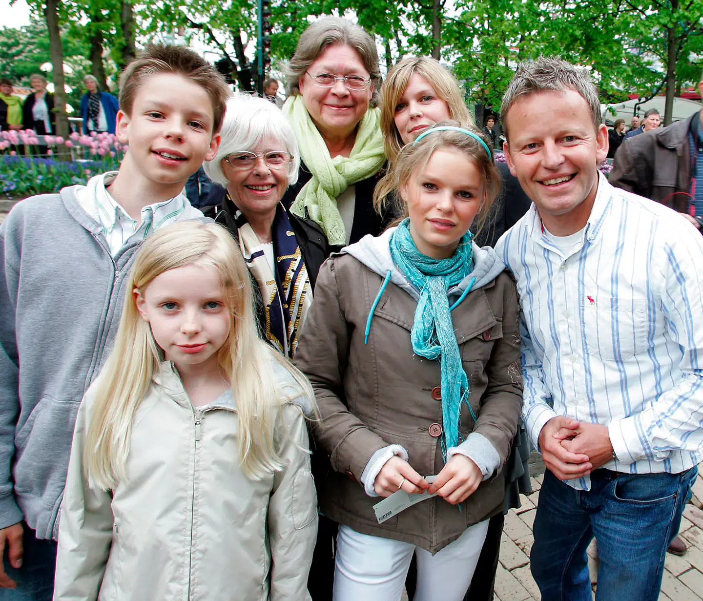 Bubber (Niels Christian Meyer), konen Christina Ibsen Meyer skråt bag Bubber...), Bubbers mor Nina Meyer (nr. to fra venstre) og børn til premiere i Glassalen i Tivoli på Tivoli Varieteen i 2005.