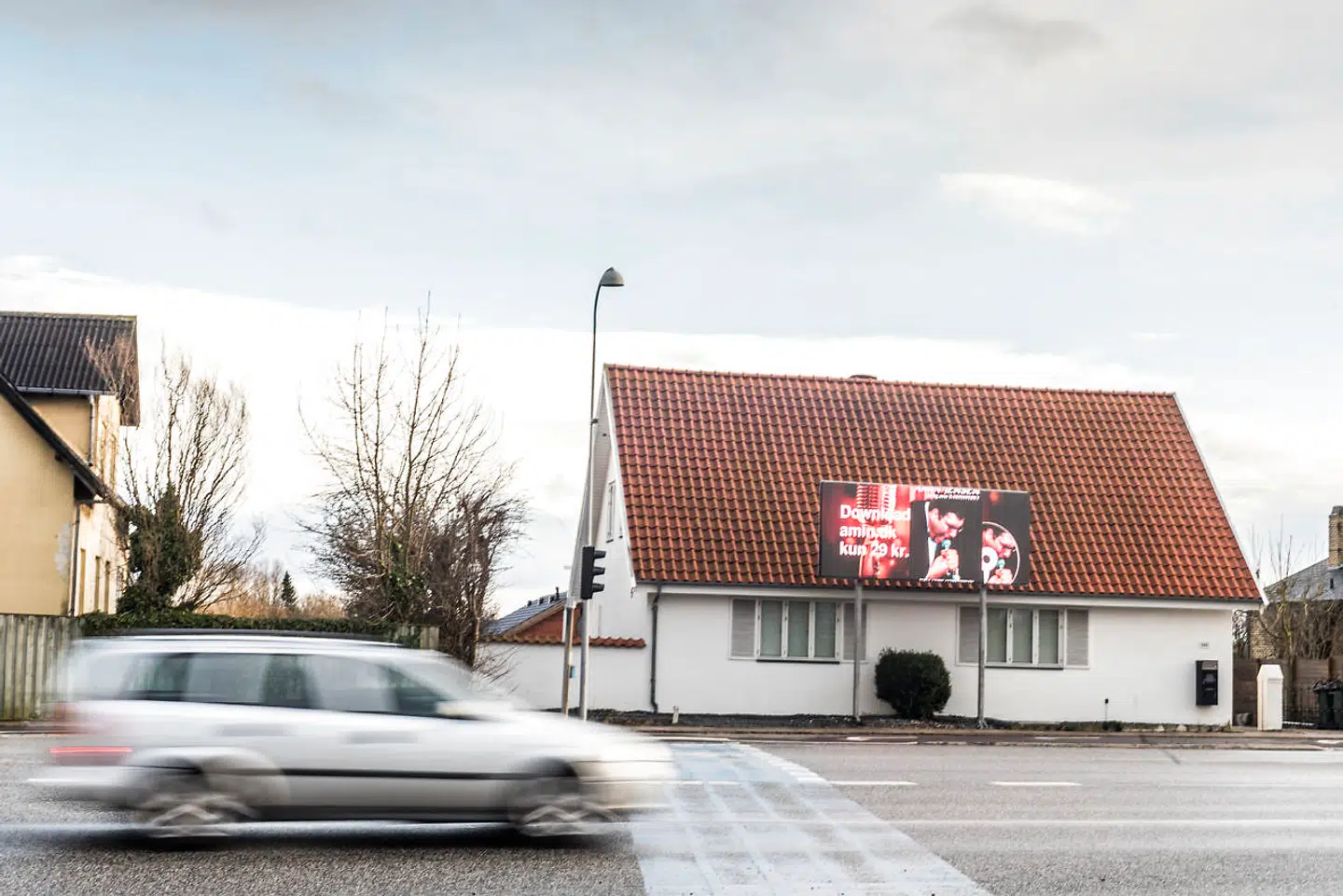 Amin Jensen har sat et billboard op ved sit hus ud til Gammel Køge Landevej i Hvidovre.