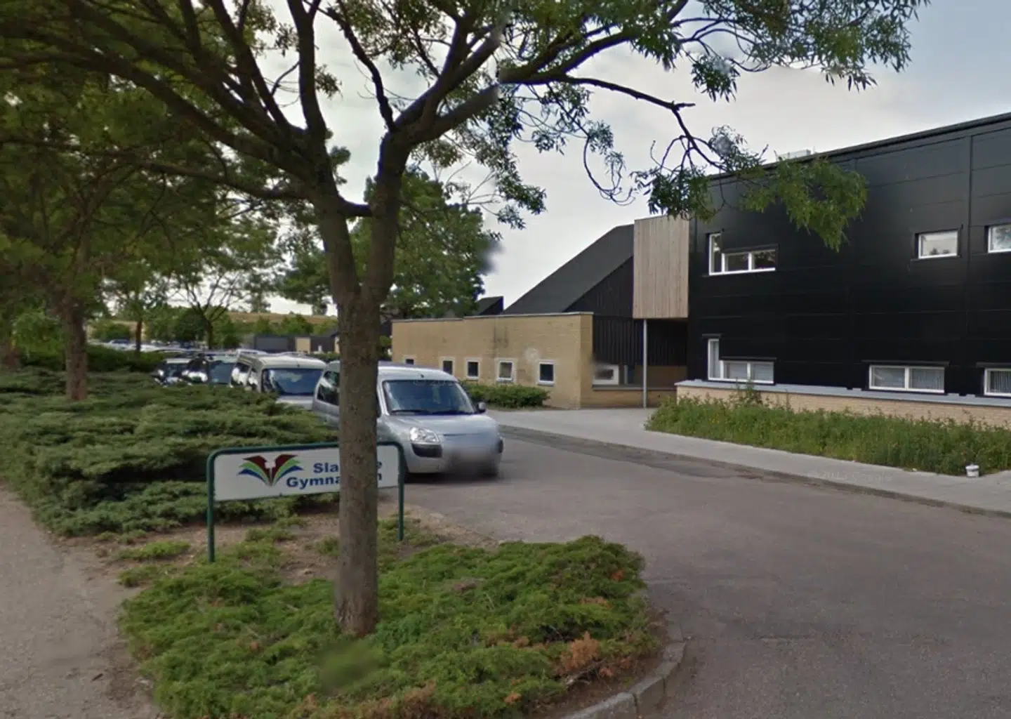 Som pigens mor husker det, var beskeden gymnasiets rektor klokkeklar: Hendes datter havde ikke en plads på skolen længere, fordi hun havde brudt skolens ordensregler. Kort efter lå der en besked i hendes e-boks med en officiel udmeldelse fra Slagelse Gymnasium. Kilde: DR.