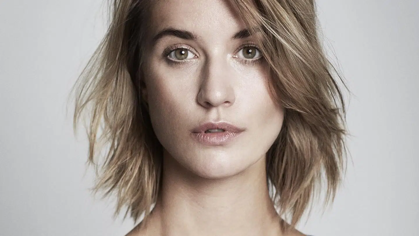 Skuespillerinden Sara Hjort Ditlevsen kunne i går meddele på Instagram, at hun skal giftes til sommer.