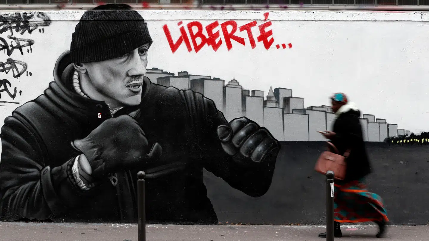 Bokseren Christophe Dettinger er blevet en populær figur blandt tilhængere af De Gule Veste siden sin anholdelse. Her ses han portrætteret på et vægmaleri i Paris under ordet Frihed. Benoit Tessier/Reuters
