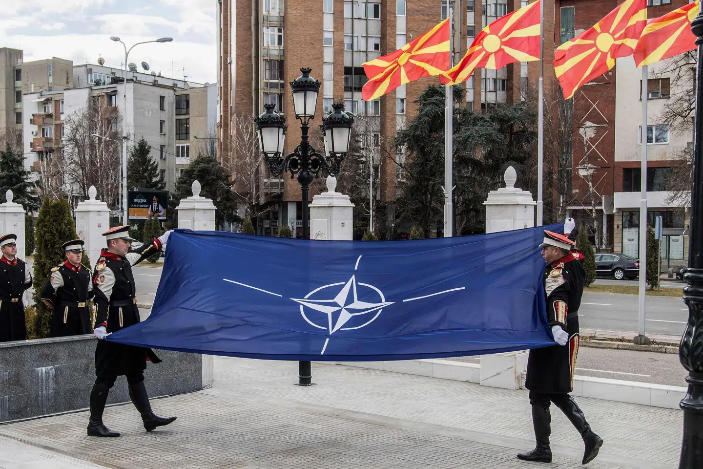Makedonske soldater med Nato-flaget ved regeringsbygningen i Skopje. Øverst til højre ses det makedonske flag. Robert Atanasovski/Ritzau Scanpix