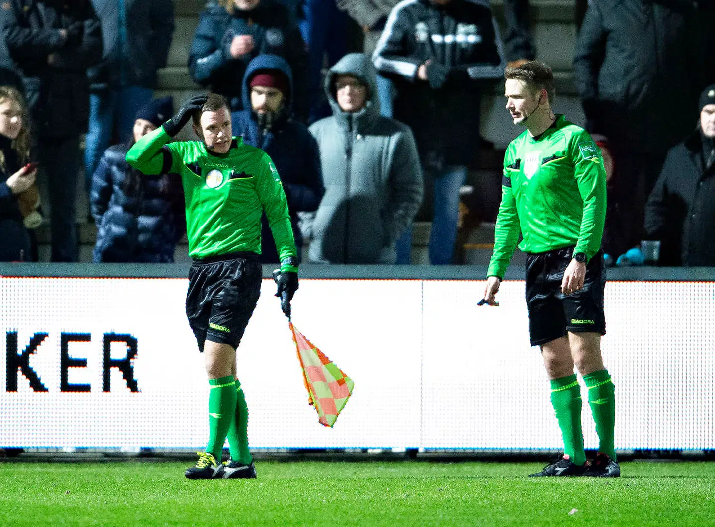 Liniedommer Henrik Hansen (tv) forklarer dommer Jens Grabski Maae at han er ramt af kasteskyts fra FCM fans i Superligakampen Vendsyssel FF mod FC Midtjylland på Nord Energi Arena i Hjørring, mandag 11. februar 2019.