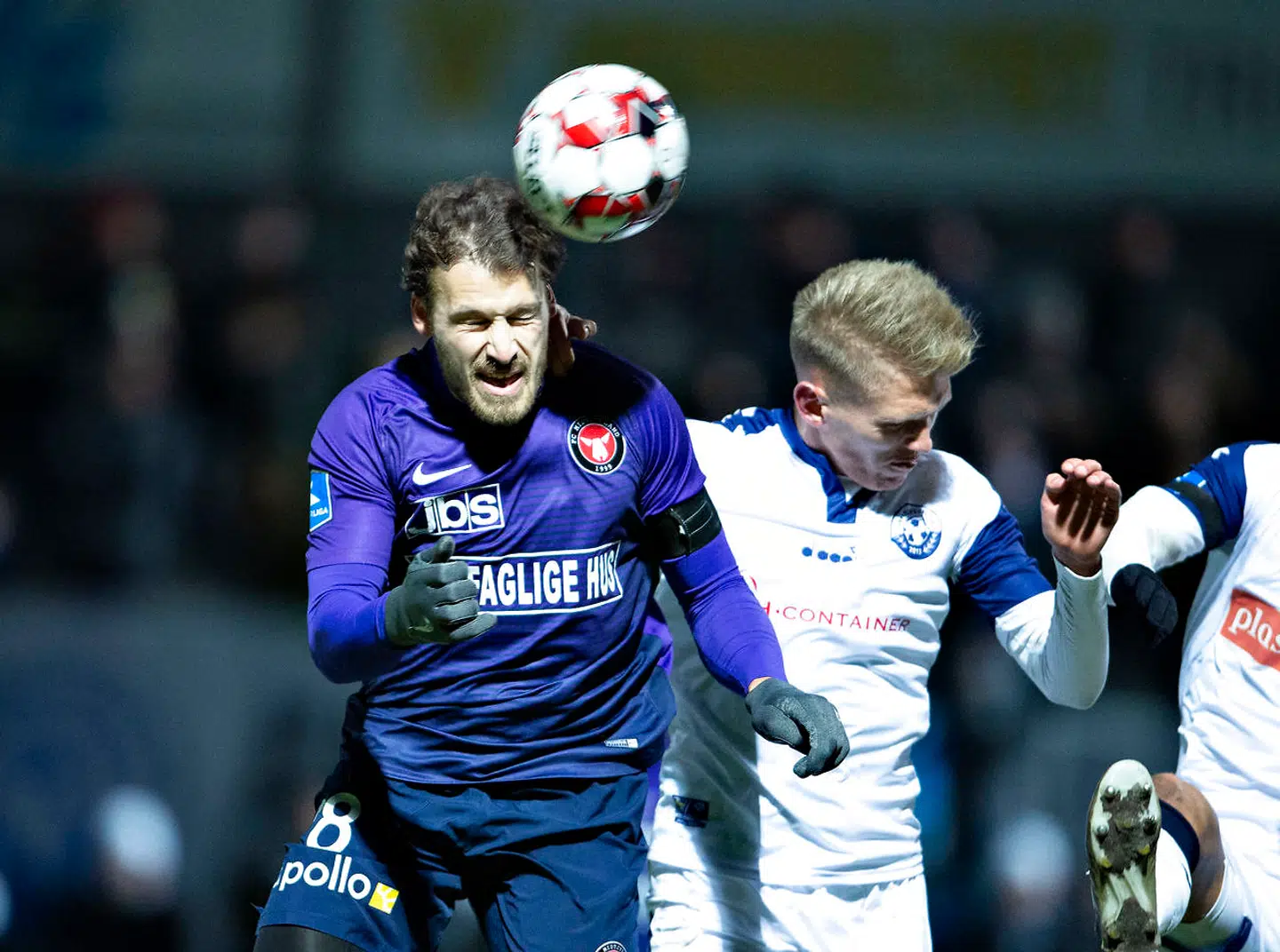 FC Midtjyllands Erik Sviatchenko mod Vendsyssels Søren Henriksen i mandag aftens Superliga-kamp.
