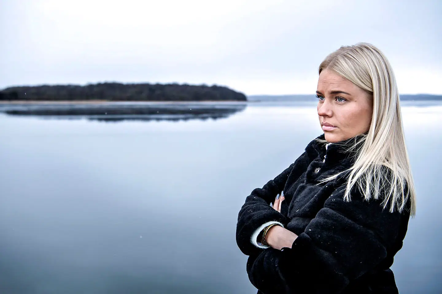 Karoline Sofie Klit står ved det sted, de sejlede ud den skæbnesvangre dag for syv år siden. I forsøget på at redde sig selv svømmede hun mod skoven bag hende. Det lykkedes to af hendes kammerater at nå i land. Den ene løb 2,1 kilometer gennem skoven til en autoforretning, der ringede 112.
