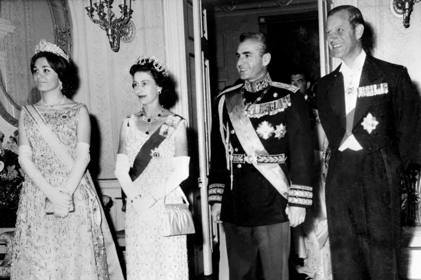 I dette arkivfoto fra 2. marts 1961 er dronning Elizabeth II og hendes mand, prins Philip, på besøg i Iran hos shah Reza Pahlavi og hans kone, Farah Pahlavi. Da revolutionen mod shahen kom i 1979 kom det fuldstændigt bag på de fleste iagttagere. -/Ritzau Scanpix