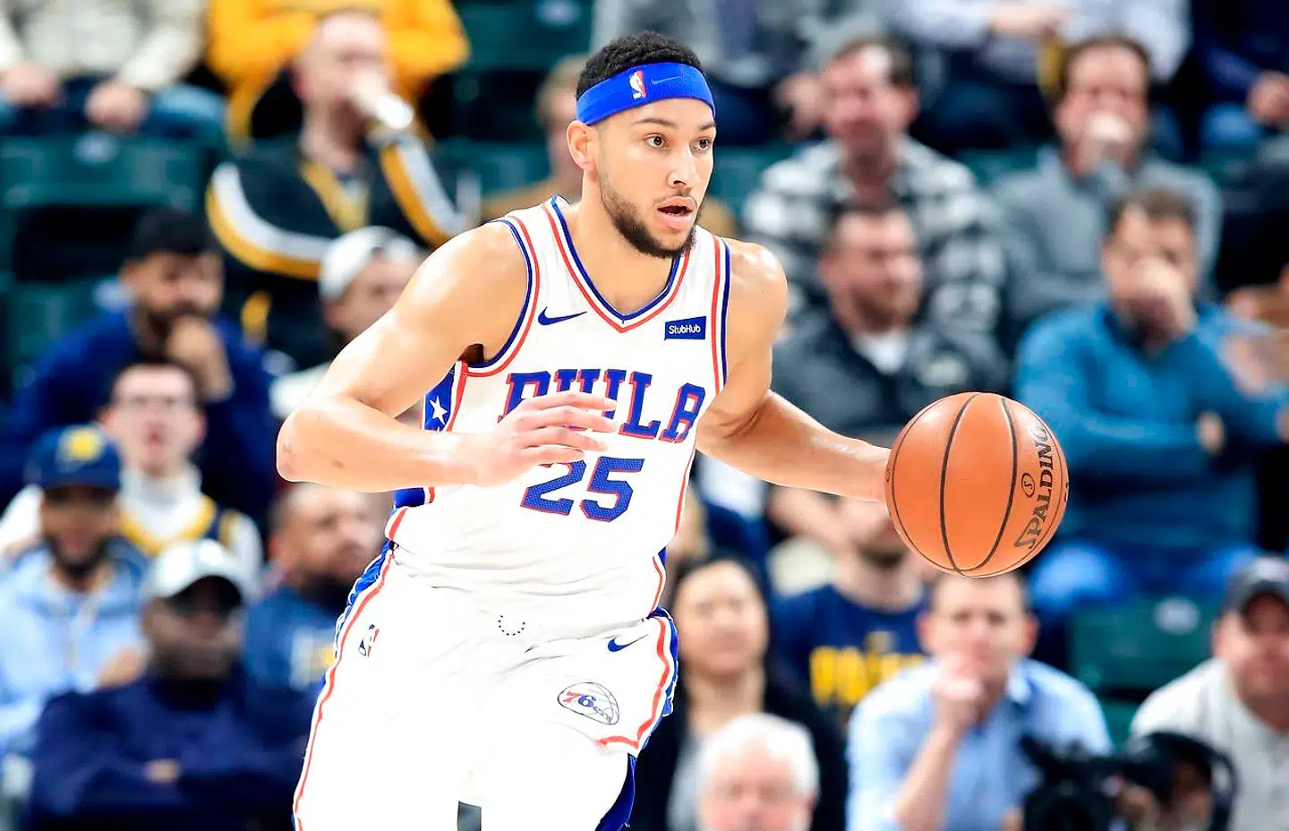 Ben Simmons spiller for basketholdet 'Philadelphia 76ers'. Et amerikansk basketballhold fra Philadelphia i Pennsylvania, der spiller i NBA-ligaen.