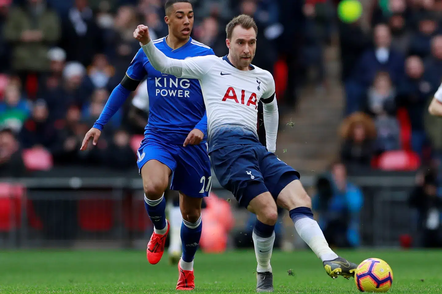 Tottenhams Christian Eriksen havde en afgørende fod med i to mål i søndagens 3-1-sejr over Leicester i Premier League. Det er Leicester-spilleren Youri Tielemans, der ses bag danskeren. Andrew Couldridge/Ritzau Scanpix