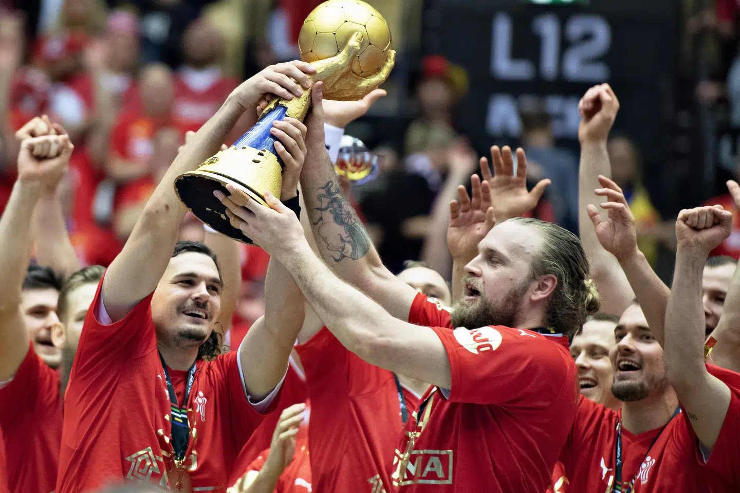 Verdensmester Henrik Møllgaard fik overrakt blomster inden kampen, da Aalborg Håndbold besøgte Mors-Thy i Håndbold Ligaen lørdag. Henning Bagger/Ritzau Scanpix