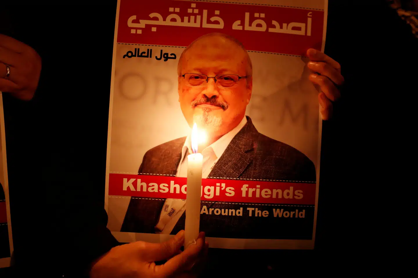 Demonstrant i Istanbul med plakat af den saudiarabiske journalist og systemkritiker Jamal Khashoggi, som i oktober 2018 dræbt under et besøg på Saudi-Arabiens konsulat i den tyrkiske storby. (Arkivfoto) Osman Orsal/Reuters