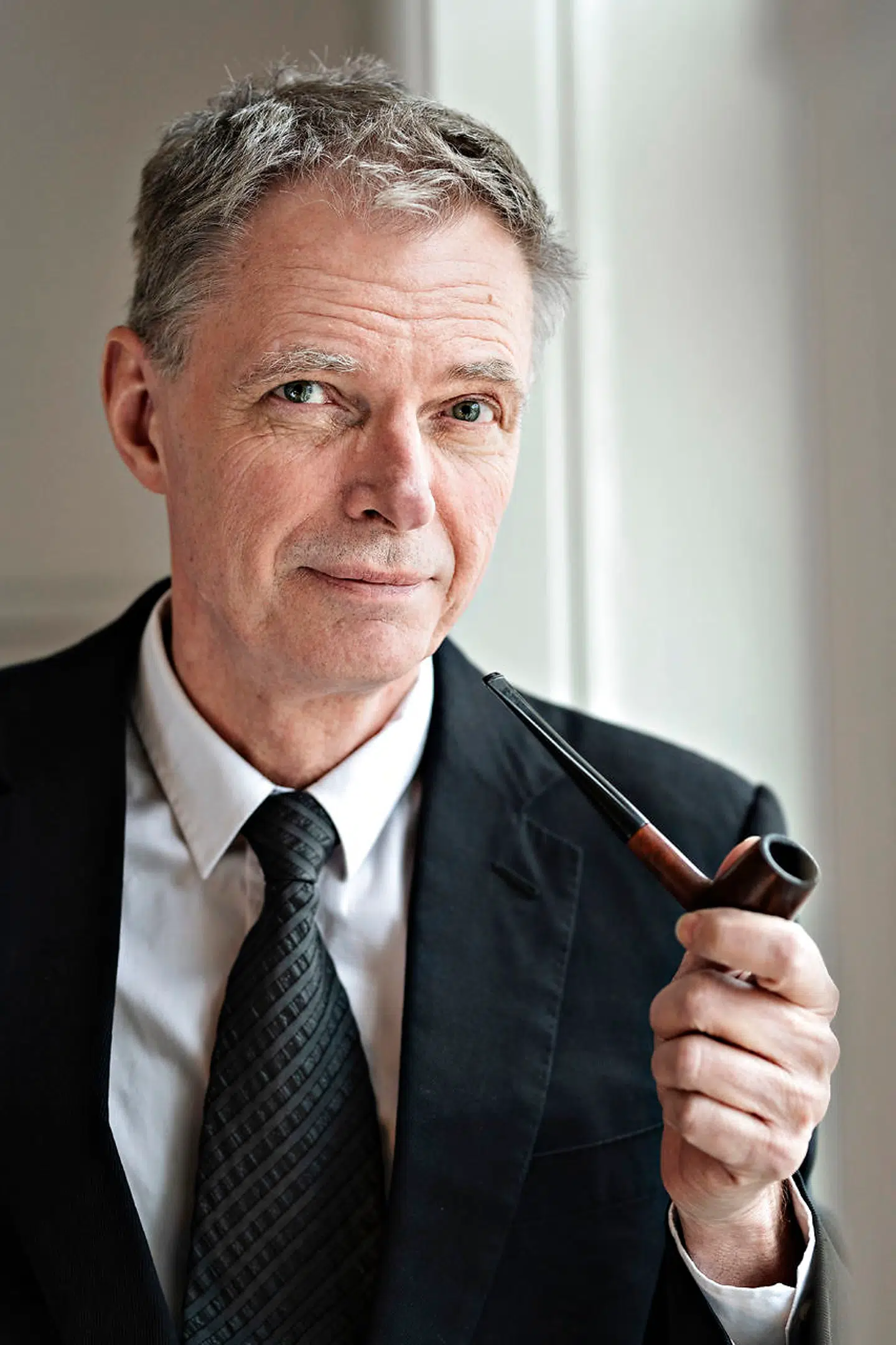 »Jeg har røget pibe, siden jeg var 15,« siger Klaus Riskær Pedersen - som nu vil i Folketinget med sit nye parti.