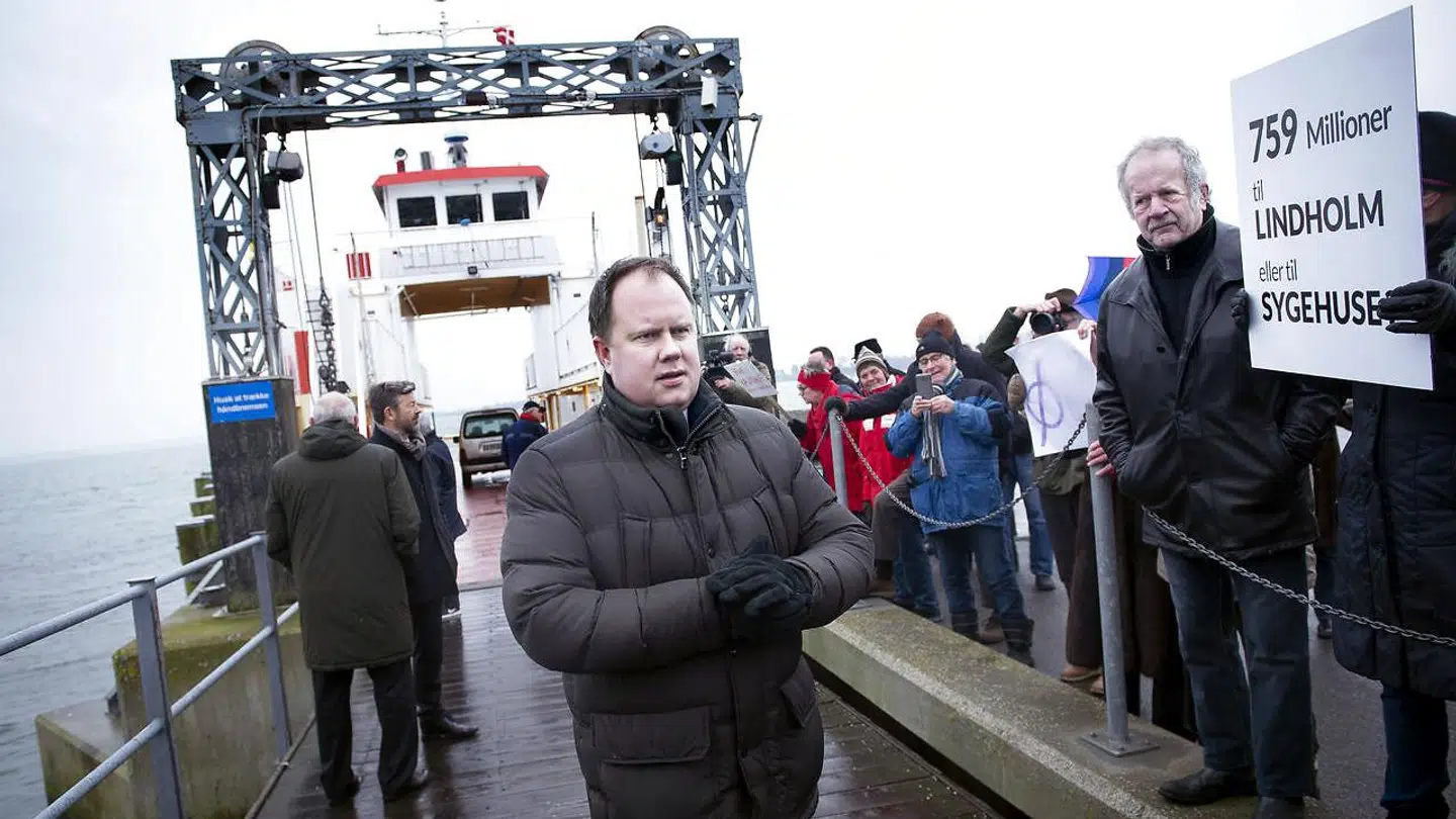 DF's Martin Henriksen ved færgen til Lindholm.