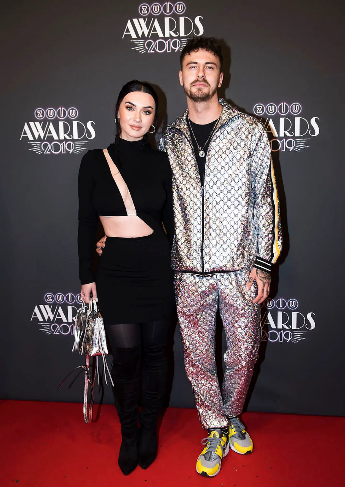 Irina Olsen på den røde løber til Zulu Awards 2019. Hun var iført en sort kjole med kig til maveskindet.