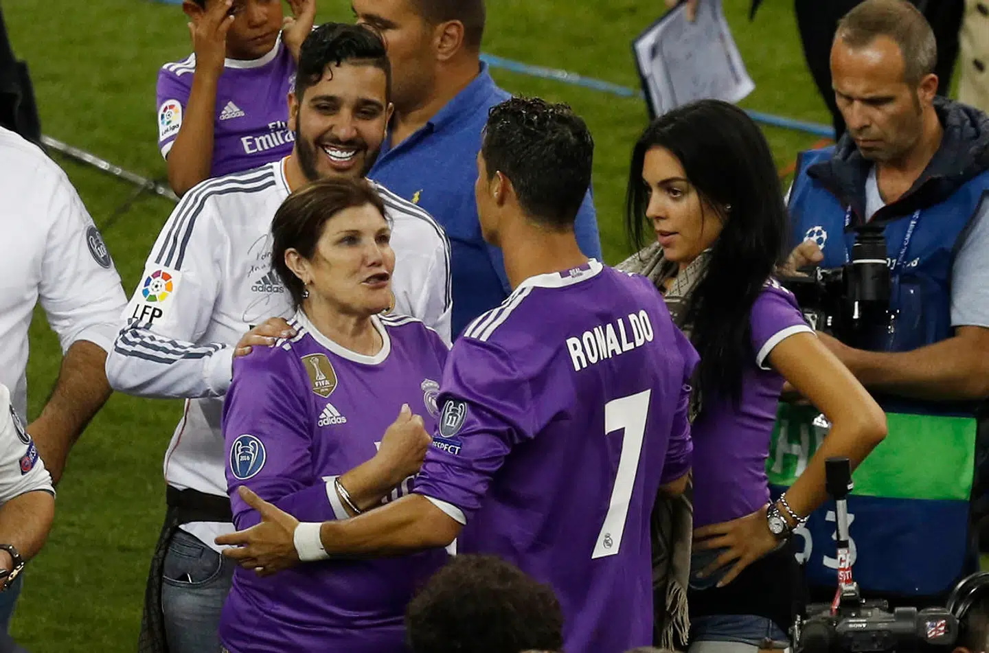 Cristiano Ronaldo med sin mor efter Champions League-finalen i 2017.