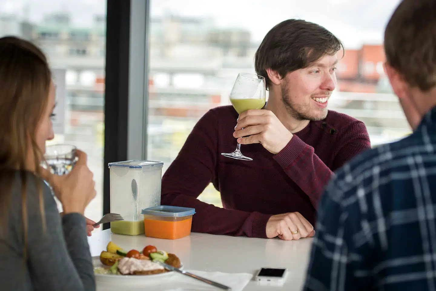 I 2015 prøvede journalist Thomas Conradsen fra Berlingske en uges juicekur som et forsøg til en artikel om trenden. Her ses han til frokost i Berlingskes kantine.
