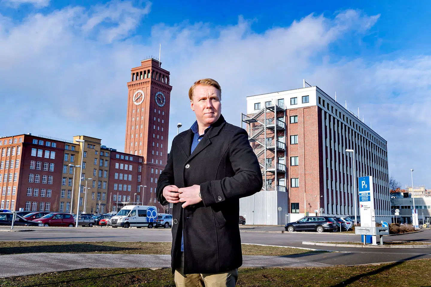 Mads Dinesen foran bygningen, hvor han var ansat til at moderere dansk indhold på Facebook.