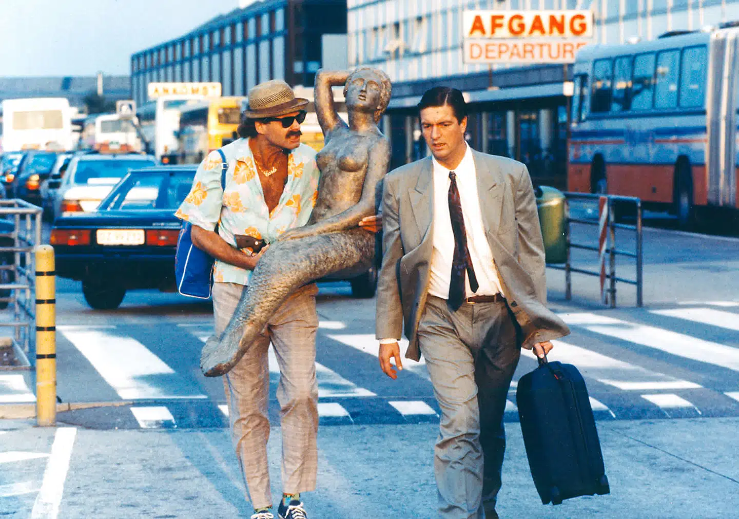 Ole Stephensen fik sin filmdebut i 1985 i rollen som den naive steward Walter i filmen 'Walter og Carlo - op på fars hat'. I alt blev det til tre film om de umage makkepar. Billedet her er fra filmen 'Walter og Carlo i Amerika' fra 1989.