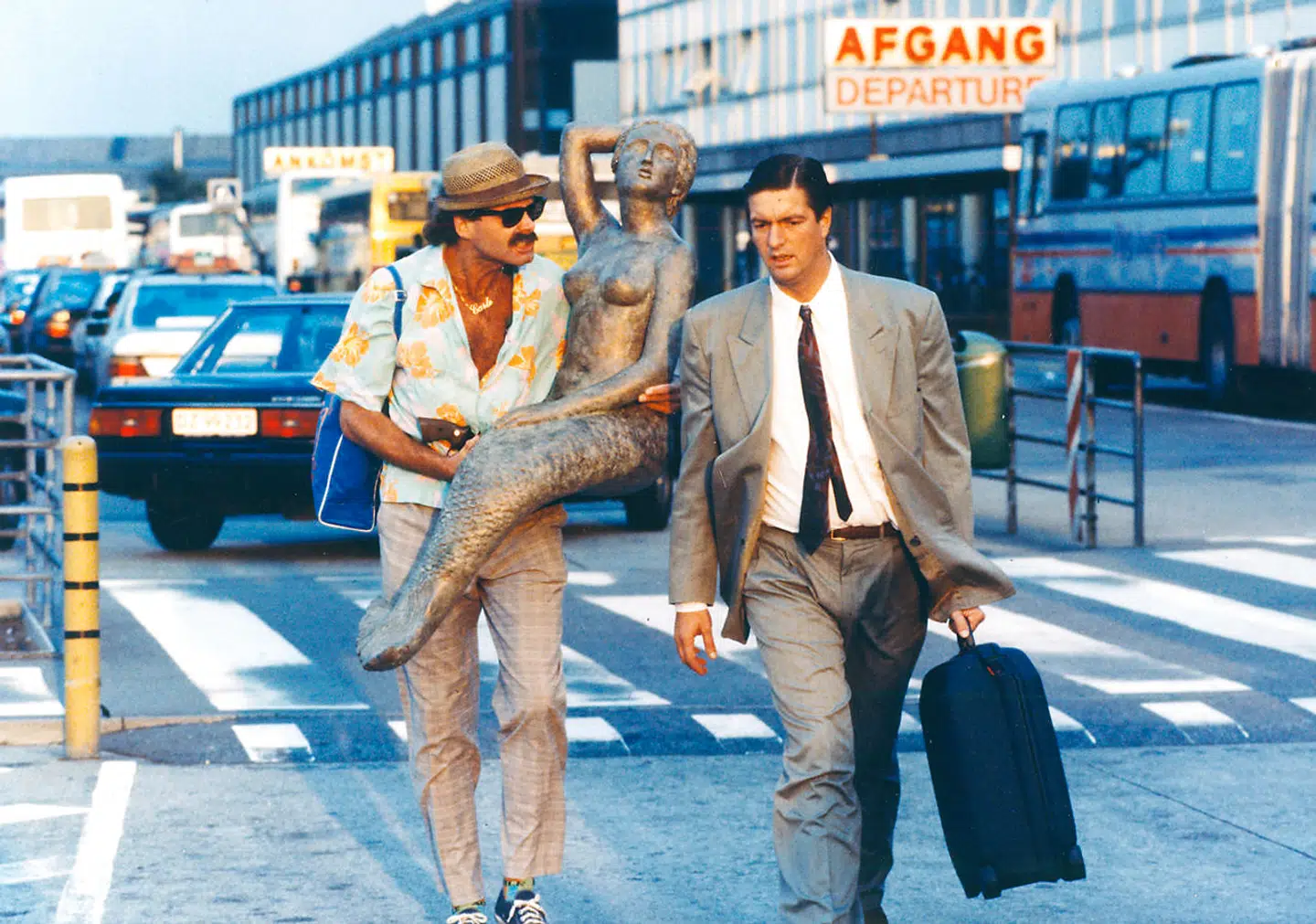 Ole Stephensen fik sin filmdebut i 1985 i rollen som den naive steward Walter i filmen 'Walter og Carlo - op på fars hat'. I alt blev det til tre film om de umage makkepar. Billedet her er fra filmen 'Walter og Carlo i Amerika' fra 1989.