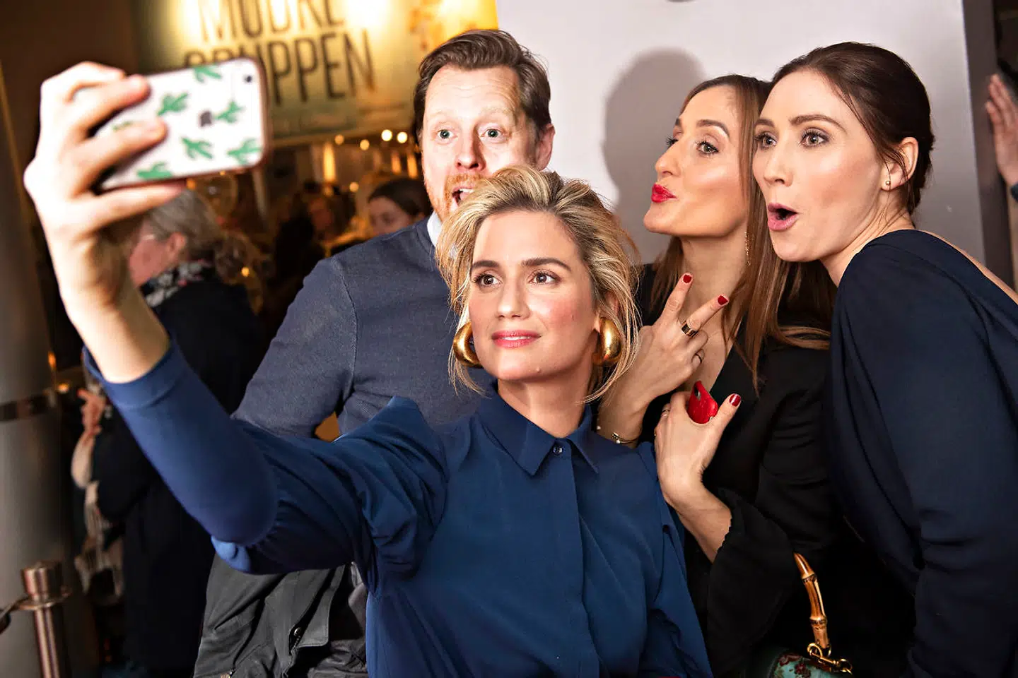Skuespillerne fra venstre Martin Buch, Danica Curcic, marijana jankovic og Stephanie Leon tager selfie