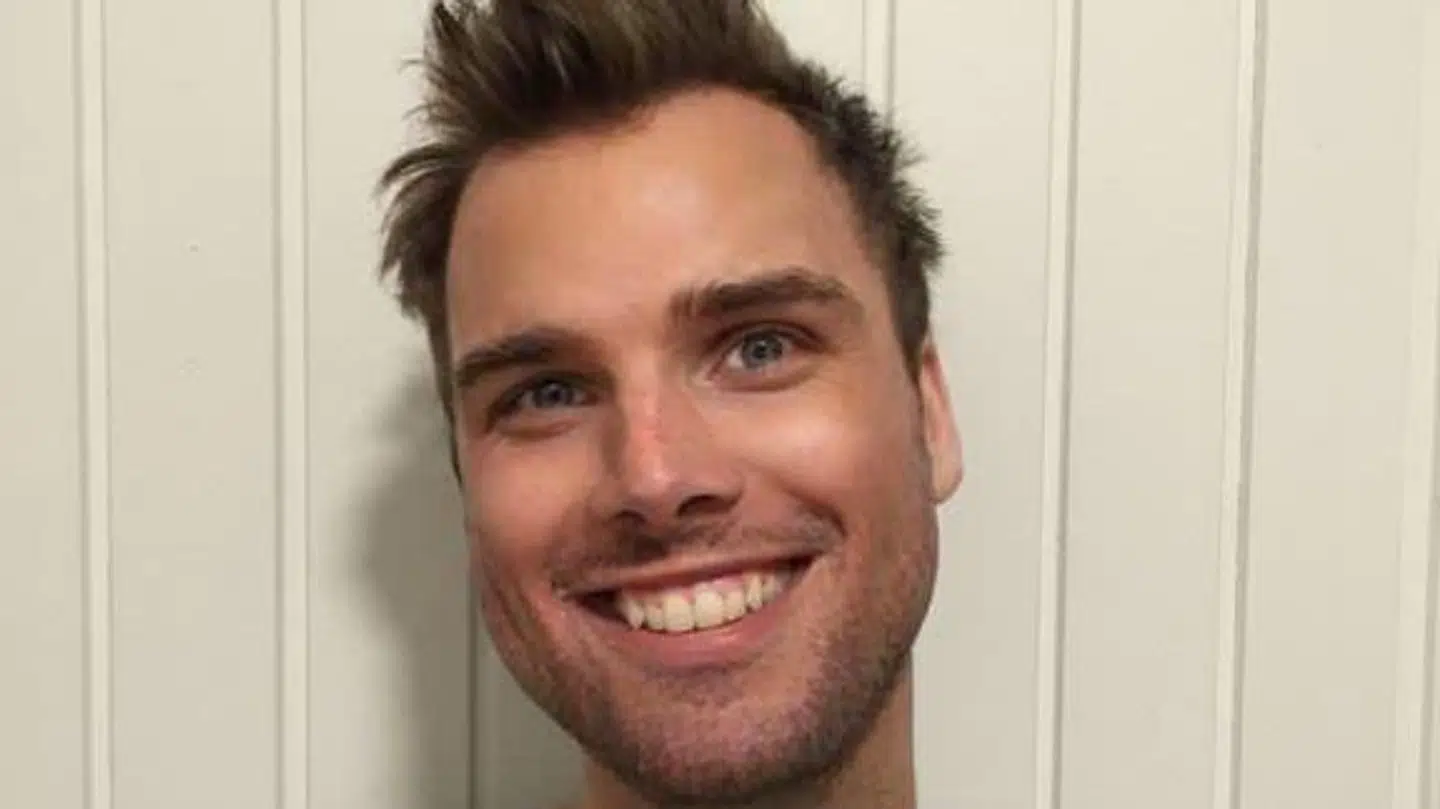 Benjamin Holstebro og hans kæreste fik 5.000 kroner slået af værkstedsregningen, efter de lavede en kritisk anmeldelse på Trustpilot.