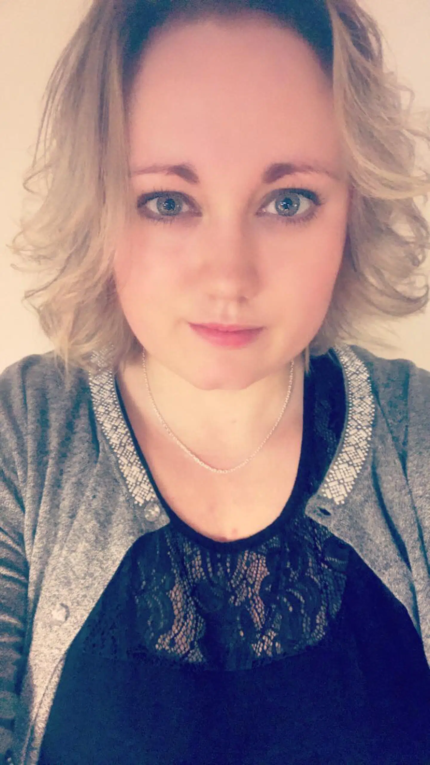 Mia Schmidt fra Fredericia blev tilbudt 1.500 kroner af et vinduesfirma, hvis hun fjernede sin kritiske anmeldelse på Trustpilot.