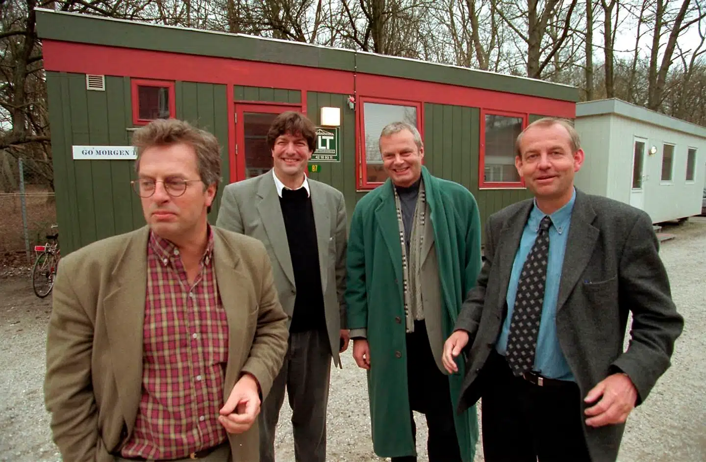 Her ses Ole Stephensen sammen med sin bror Erik Stephensen, Jarl Friis Mikkelsen og Jørgen Koldbæk foran Skandinavisk Film Kompagnis skurvogne i Lyngby i marts 1997.