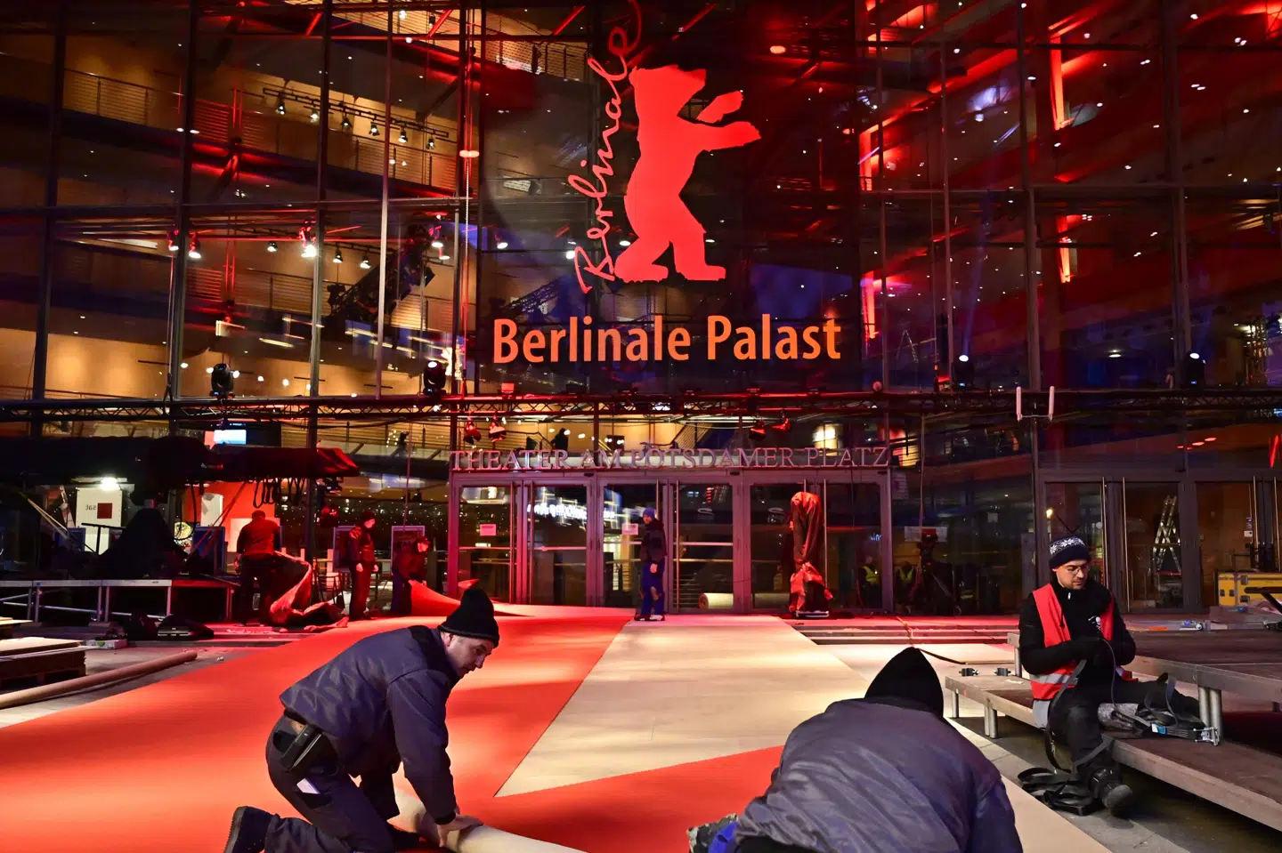Den røde løber bliver rullet ud under forberedelserne til årets Berlin Filmfestival, som åbner torsdag. For filmproducenter består sådan en festival imidlertid snarere af en lang række møder end af røde løbere med pomp og pragt. Tobias Schwarz/Ritzau Scanpix