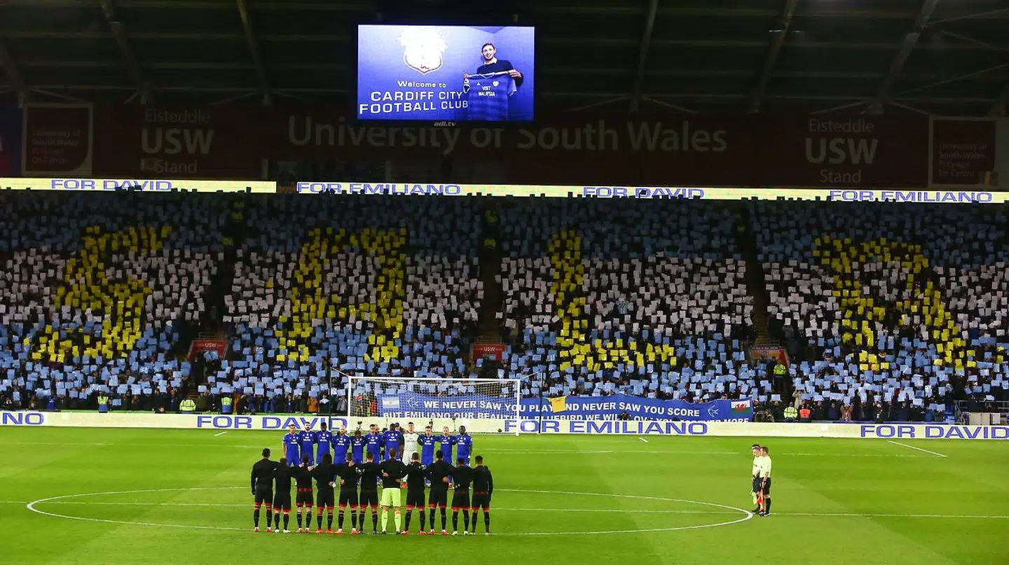 Hyldest på Cardiff City Stadium.