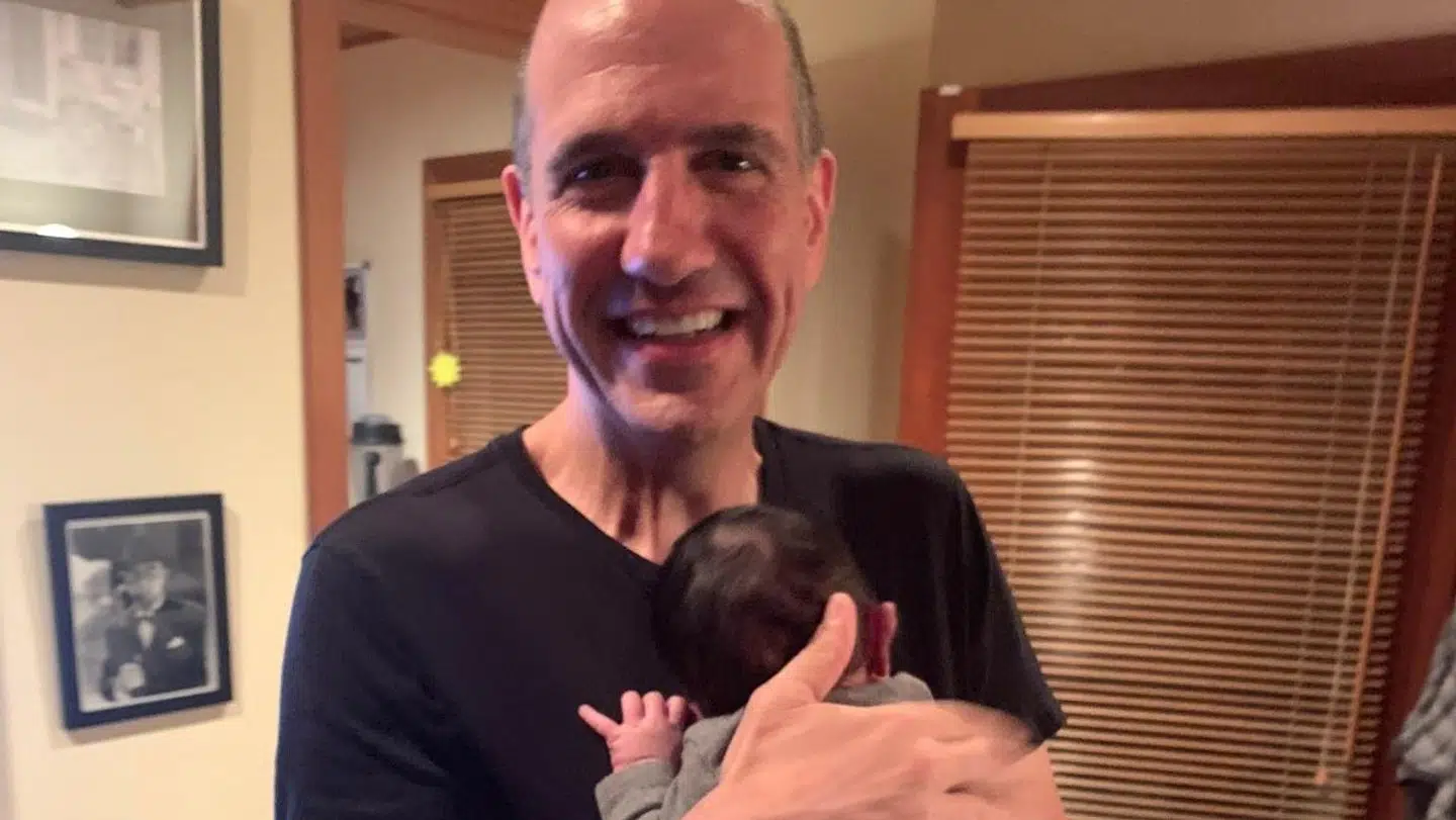 Den 55-årige Sam Lloyd er lige blevet far for første gang. Blot få uger efter hans søn kom til verden, fik han diagnosticeret kræft i hjernen, lungerne, rygsøjlen, leveren og kæben.