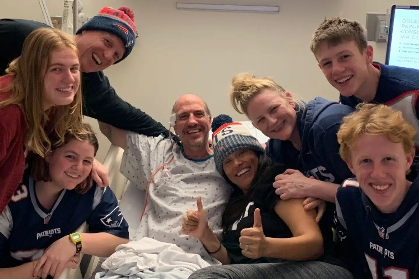 Selv efter at Sam Lloyd har fået stillet den alvorlige diagnose er han glad og optimistisk, fortæller hans venner. På billedet ser han amerikansk fodbold på hospitalet med venner og familie.