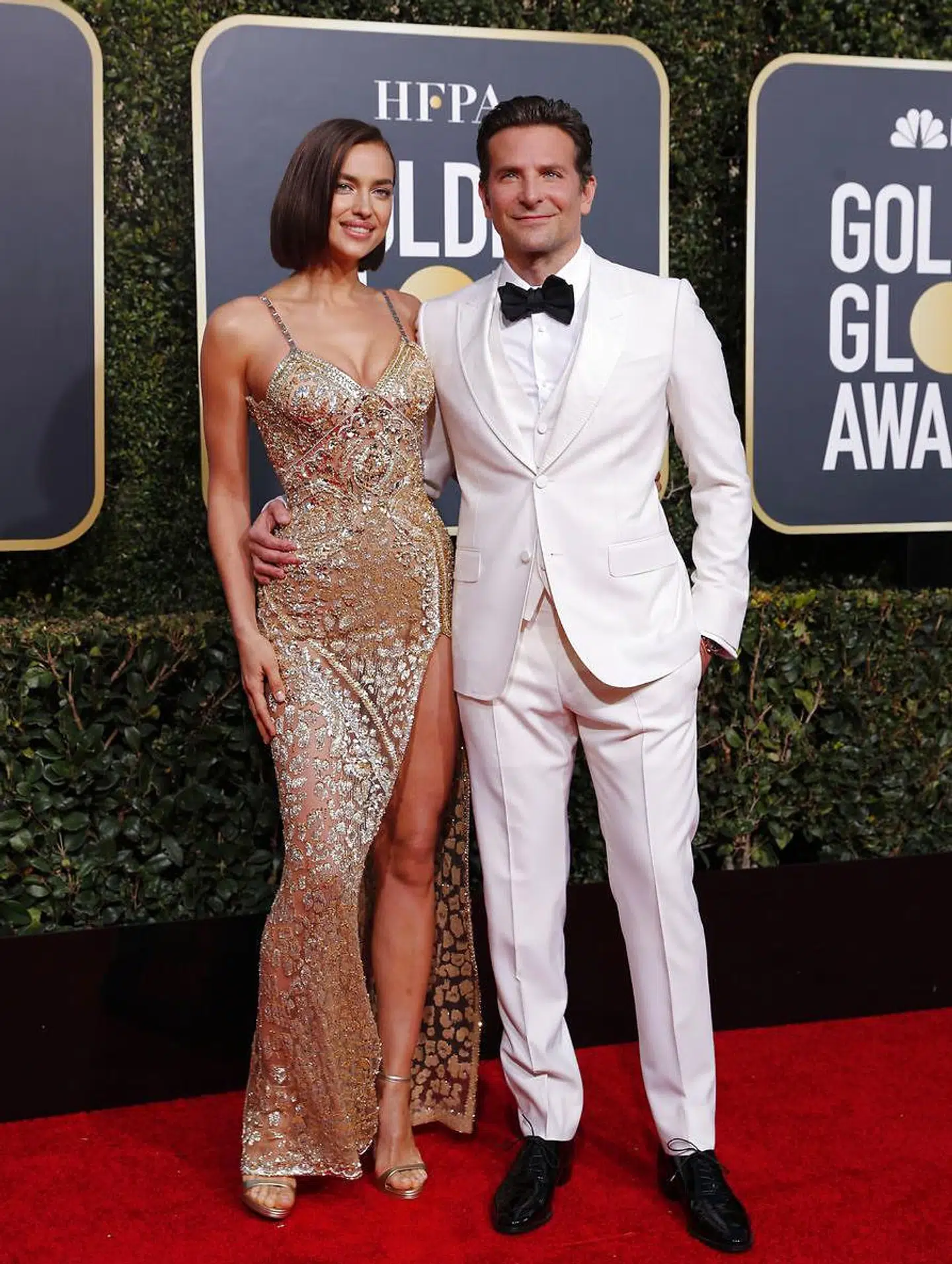Her ses Bradley Cooper med sin kæreste siden 2015, Irina Shayk. REUTERS/Mike Blake