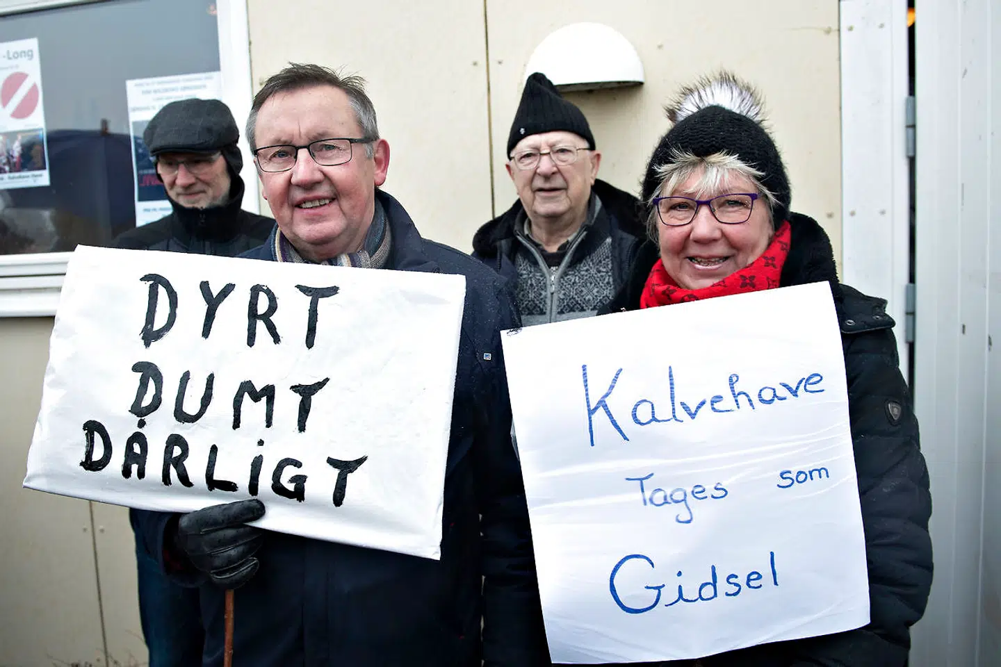 Utilfredse beboere med skilte.