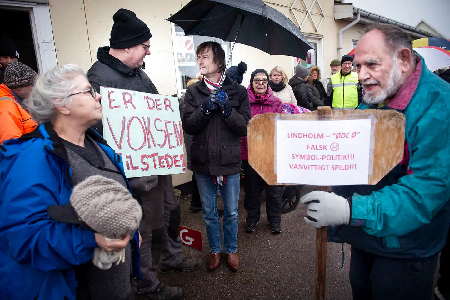 Beboere og børn viser deres modstand mod flygtninge-øen Lindholm i Kalvehave, onsdag den 6. februar 2019.